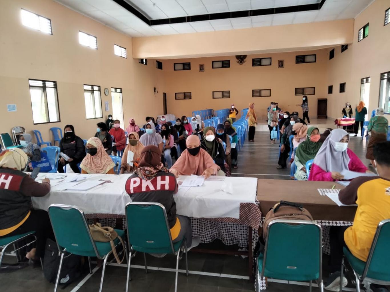Penyaluran Bantuan Beras dari Kemensos RI